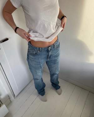 Full length jeans från Zara 💙 Modellen är 171cm lång.  Storlek: 40 Pris: 200kr 