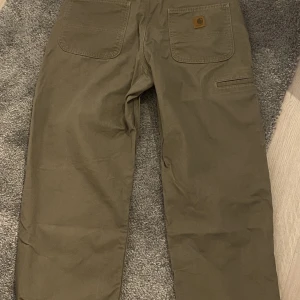 Carhartt byxor - Carhartt byxor i bra skick som jag har växt ur lite.