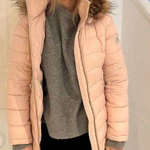 Jacka  - Jacka ifrån odd Molly, köpt för några år sedan. Fint skick lite smutsig men går att tvätta🫶storlek 1, passar mej som 36 och skulle också säga en 34🤗tryck ej på köp nu