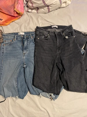 Jeans - Två pr jeans från zara tighta med slits, ena paret är söndriga vid foten, dem andra har hål på knäna  1 för 100 eller 2 för 150