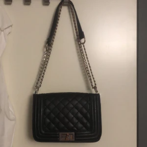 Handväska  - Svart handväska med kedja (dock lite missfärgat på kedjan) men vill sälja denna väska då den inte kommer till användning längre.