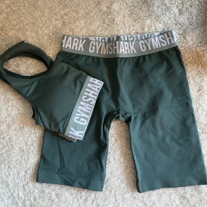 Gymshark set  - Oanvänt gymshark set, sportbh i storlek M och cykelbyxor i storlek M. Etiketterna/lapparna är bortklippta men i övrigt 10/10 skick. Pris går att diskutera! Kom med erbjudanden. Annonsen ligger uppe 1 vecka, sedan säljs de på annat sätt. 