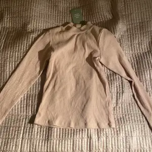 Säljer nu min tröja från H&M som jag fick för ett halv år sedan men som aldrig är använd (lappen sitter fortfarande kvar). Den sitter lite längre upp på magen men går att dra ner lite längre. 