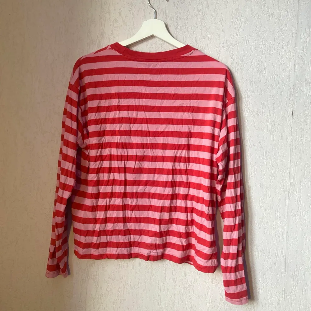 Randig röd/rosa tröja från Monki. Använd en gång, så plagget är i mycket gott skick. Skönt och bekvämt material, även passform.  Paketpris med den andra randiga tröjan från Monki (blå/brun) = 235. Tröjor & Koftor.