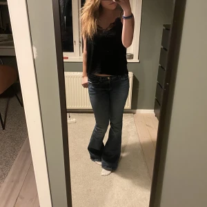 Zara jeans - Säljer dessa zara jeans då dom inte kommer till sp mycket andvänding. Det enda som är negativt är att det är lite slitet längst ner på byxorna. Kom privat för bilder!