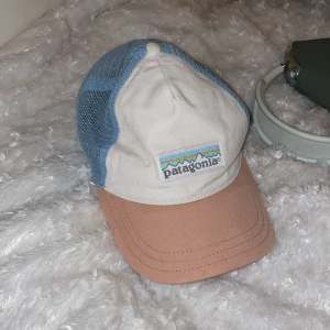 Patagonia keps - Världens finaste keps i pastell rosa och blått. Väldigt fint skick, använd två-tre gånger endast. Justerbar storlek 