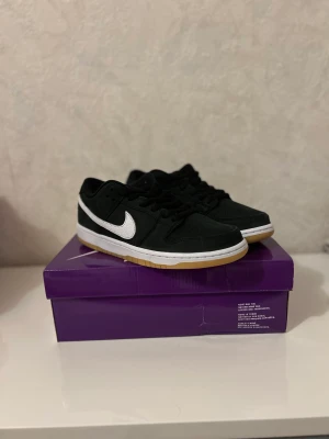 Nike SB dunk Low Black gum  - Helt nya sb dunks Low  Kvitto finns från Nike. Storlek 43