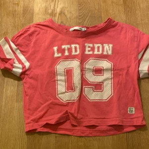 En rosa magtröja.  - En rosa magtröja i storlek 150. Frakt 20 kr