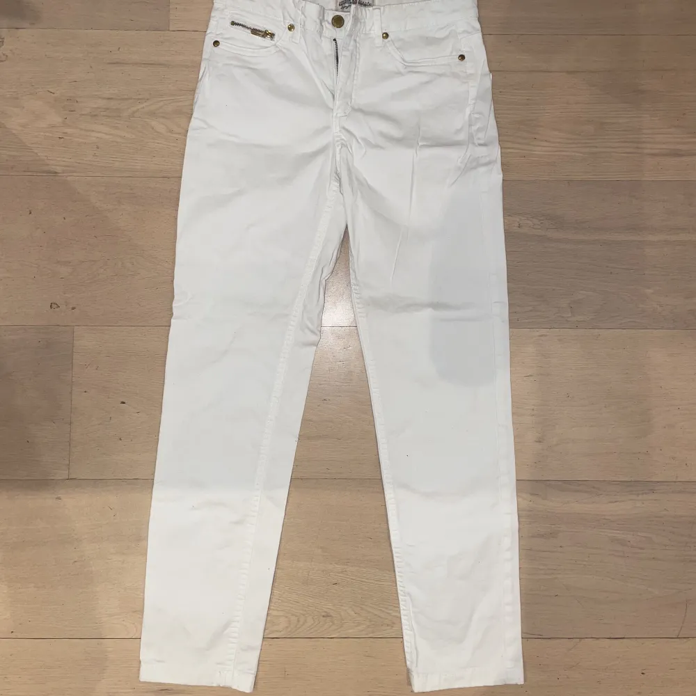 Vita jeans, det står storlek 36 men gissar att de passar XS-S. . Jeans & Byxor.