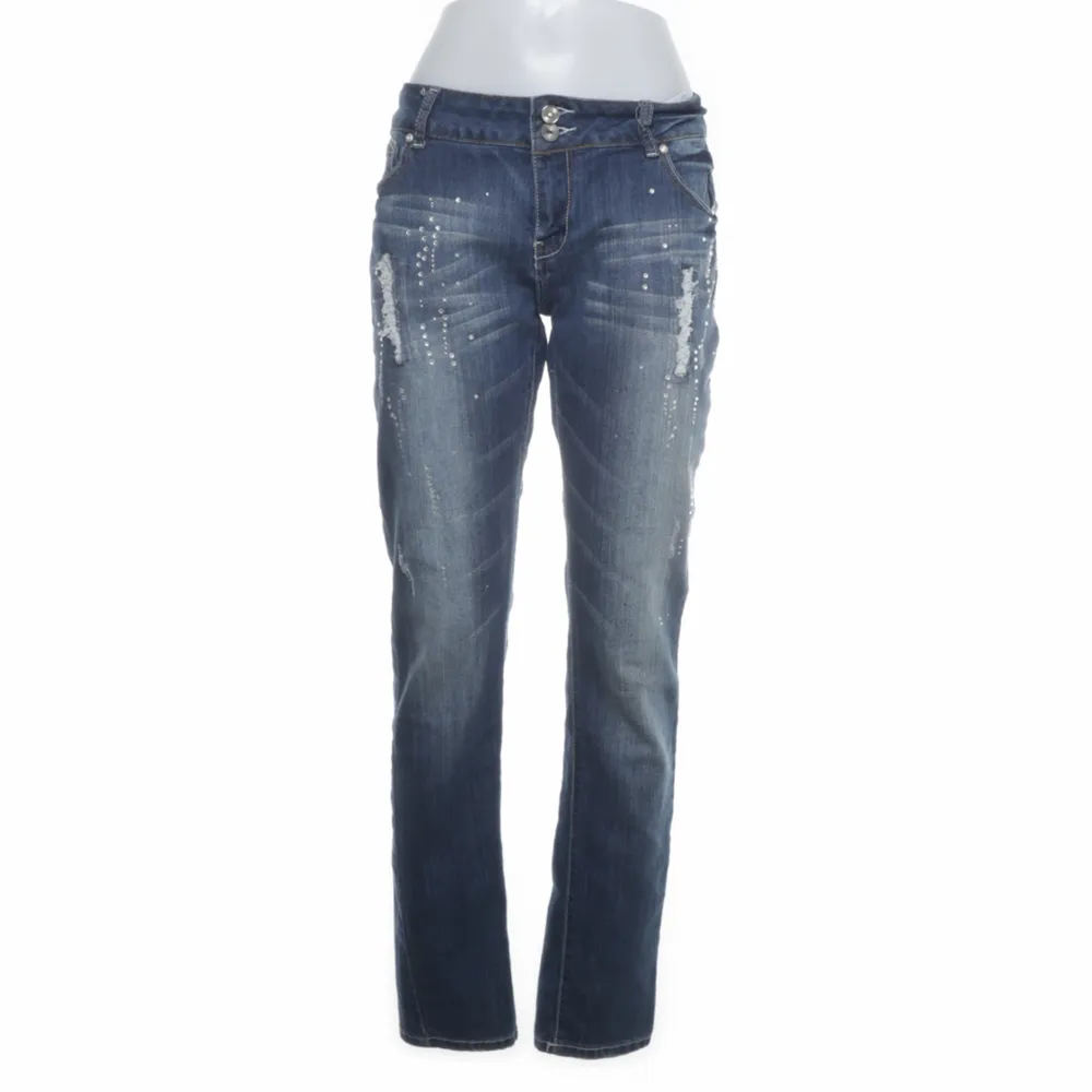 Säljer mina jeans från Jane Norman köpt på sellpy. Storlek 40 men passar 38 bättre. Köptes för 120kr, skriv privat för prisförslag, bilder på byxorna, eller om du har någon fråga!☺️. Jeans & Byxor.