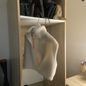 TeddyVäst - En Teddy väst ifrån Nelly.com! Knappt använd, hör av dig vid frågor eller funderingar💞💞