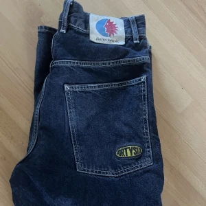 District 46 Jeans - District MEGA jeans köpta från junkyard 7 (nypris: 799kr). Mycket gott skick och har inte använts mycket. Säljer eftersom de sitter lite löst på mig. Köpt som storlek M.