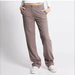 Kostymbyxor lågmidjade  - Säljer dessa lågmidjade kostymbyxor ifrån Lager 157. Stretchigt och skönt material. Inga defekter och ser ut som nya. Endast använd 3 gånger💕skriv privat för egna bilder.