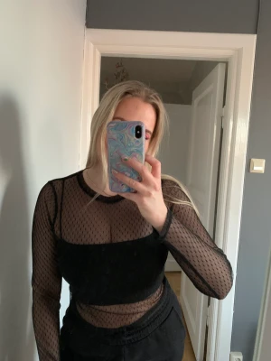 Mesh topp - Snygg mesh topp från BikBok i storlek M. Sött prickigt mönster. Använd en gång, så i superbra skick. 