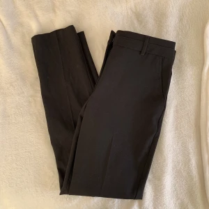 Svarta kostymbyxor  - Svarta kostymbyxor, använda ca en gång men så gott som nya