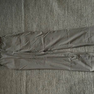 Kostymbyxor  - Beiga kostymbyxor från HM. Mycket bra skick. Nypris 299kr. Storlek 36. Byxorna är ej svarta, bild lånad från hm för att visa passformen.