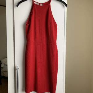 Röd klänning från Bershka med halterneck. Storlek M men är mindre i storleken. Sitter som storlek S!💕