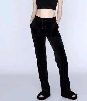 Juicy byxor  - Säljer mina juicy byxor då dom är förstora för mig, säljer dom för 500plus frakt då jag har använt dom 1-2 gånger. Skriv för fler bilder eller frågor 