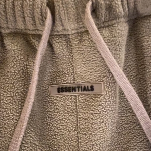 Fear of god sweatpants - Jättefina essentials fear of god sweatpants som är sparsamt använda.  Deffekt: ena snöret på spännet är trasigt, har knutit ihop det så att det ej påverkar användning alls. Nya på StockX går för över 3k. Äkta.