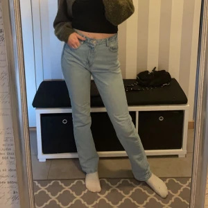 Säljer blåa zara jeans  - Säljer nu mina blåa zara jeans som jag köpte här på Plick innan, dom har tre små vita fläckar på ena benet men inget som syns jätte mycket dom va där när ja köpte dom, ( därav priset) använda två gånger typ, annars fint skick förutom dom fläckarna!💗