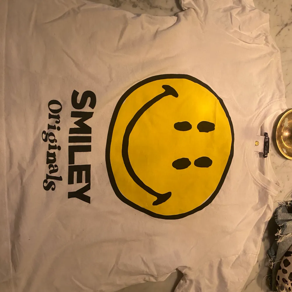 Säljer min smiley originals t- shirt i st s 💕. T-shirts.
