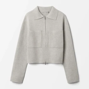 Grå cardigan  - Använd en gång och är därför i nyskick, superfin men kommer tyvärr inte till användning! Slutsåld överallt online! Privat för fler bilder ⭐️