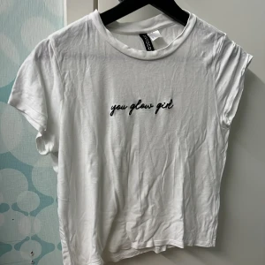 Vit t-shirt med citat - En luftig tröja med ”you glow girl” citat. Lite stretch men inte jättemycket. Använd men i bra skick