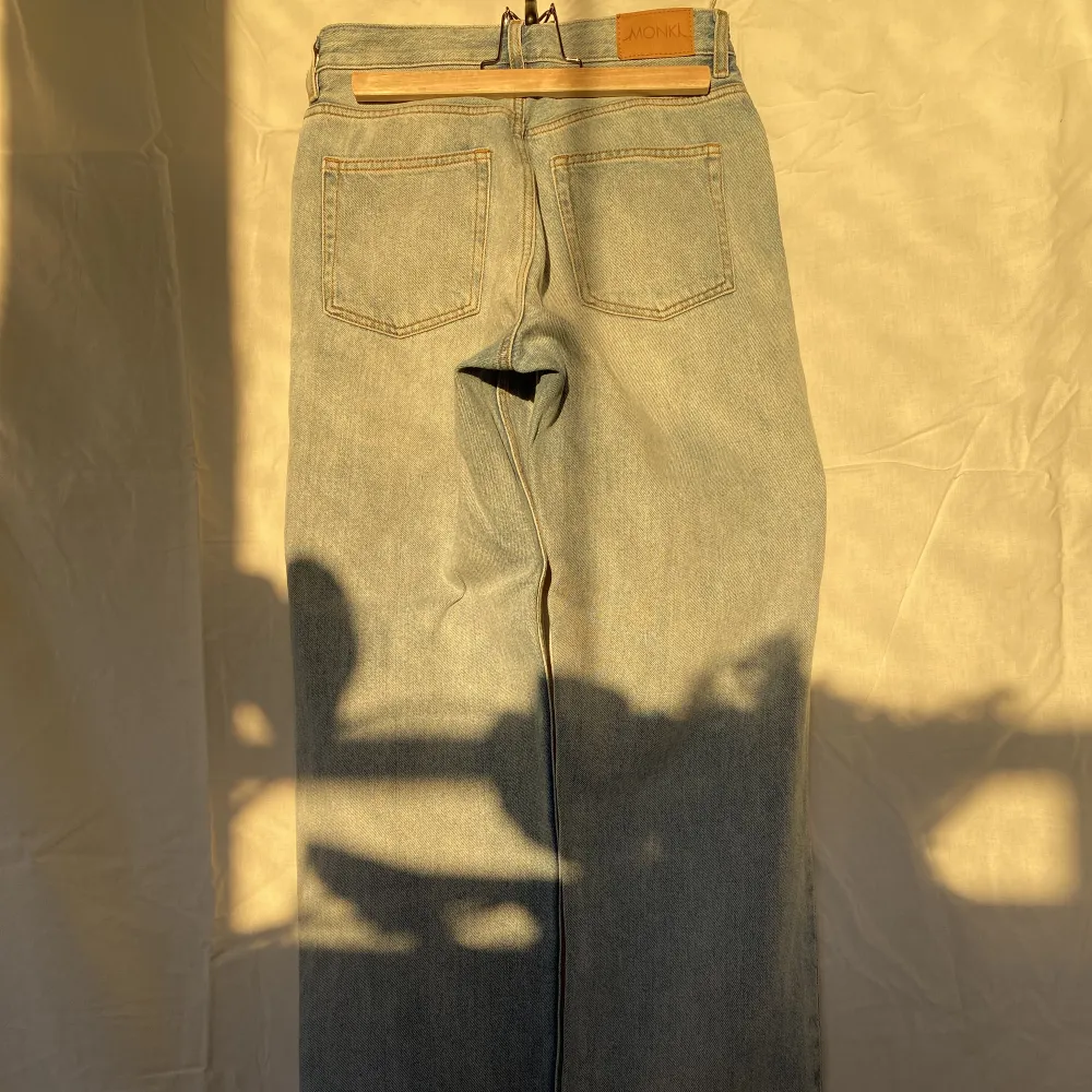 Så sköna och mjuka Monki jeans som är insydda på båda sidorna av midjan! . Jeans & Byxor.