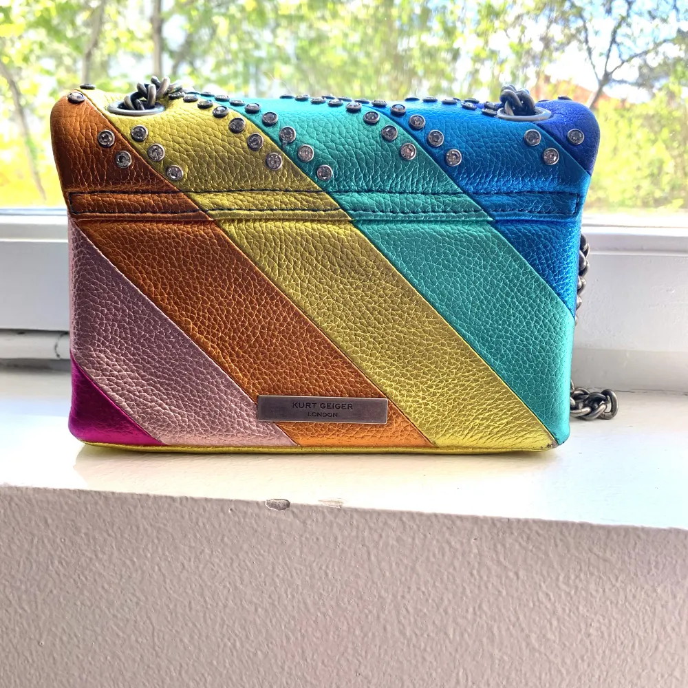 Säljer min superfina Kurt Geiger väska, använd ett antal gånger💜 Köpt för nypris på deras hemsida, 3400kr🧡💜 skriv för mer info!🧡💚💙 . Väskor.