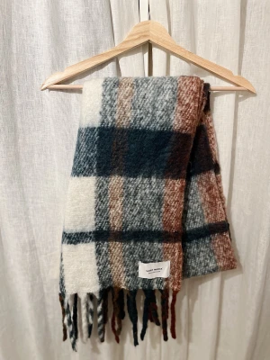 Halsduk - Halsduk från Vero Moda. Super mjukt matrial som passar utmärkt till Sveriges kalla dagar. Säljer den då den aldrig kommer till användning = helt ny.