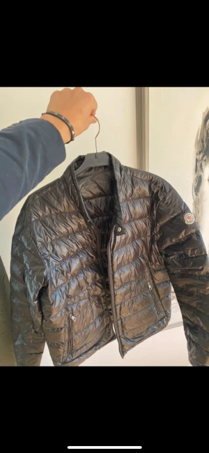 Moncler acorus dunjacka - Säljer nu min moncler dunjacka, enda felet är att dragkedjan saknas men går att fixa hos en skräddare, annars helt äkta köpt från highendmarkets sweden. Storlek 4 motsvarar medium/large