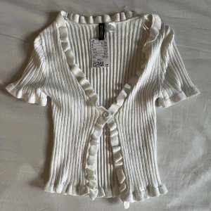 Vit topp - Vit topp från H&M, tog dock bort lappen men helt som ny😊