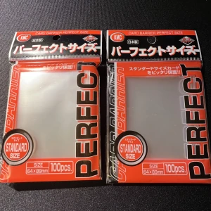 Card sleeves perfect size - Två paket med sleeves. Storlek 64 x 89mm. Ena är oöppnad och den andra är öppnad (har ca 20st sleeves kvar)