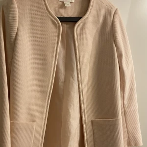 Kappa/kavaj från HM - Fin kappa från H&M i mycket bra skick! Inga defekter, om annonsen finns kvar finns varan kvar. Använd gärna köp direkt 