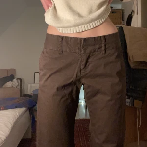 Bruna kostymbyxor  - Så snygga byxor från gap! Insydda i midjan men inget som syns utanpå🫶däremot har jag tagit bort fickor på dem som har lämnat små slitningar(se sista bilden), men inget man tänker på! skriv vid frågor och flera bilder!!