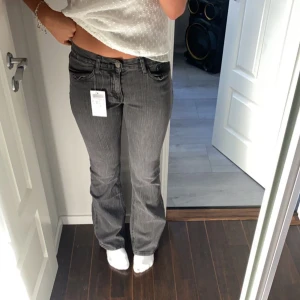 Brandy Melville jeans - Kollar intresset på dessa populära & snygga jeansen från Brandy Melville💕Dom är lågmidjade och i Onesize men skulle säga att de passar Xs-m🙌🏼🙌🏼Säljer endast vid bra pris!