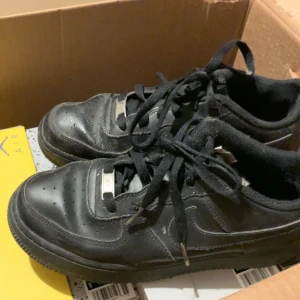 Nike Air force 1  - Vill bli av me dom storlek 39