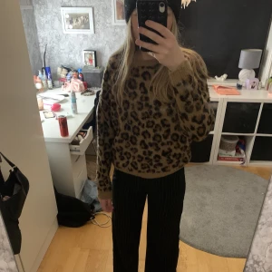 Leopard Tröja  - En stickad tröja från H&M från barnavdelningen. Storlek 146/152 men passar en Xs (på bilden) 