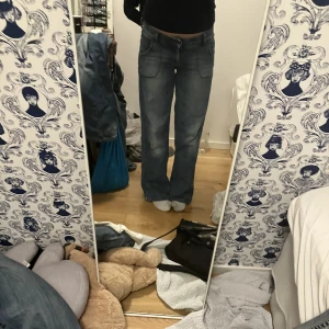Skit snygga esprit jeans  - Jätte söta esprit jeans, säljer då dem inte är mina stil! Längst ner på byxbenen så har fransat sig, jag skickar bild vid önskemål 💓