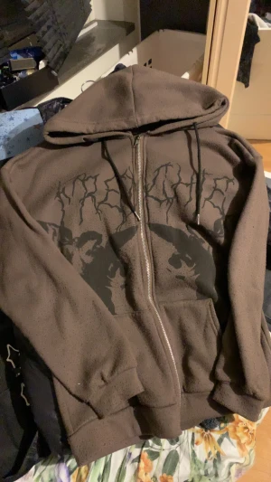 Brun Hoodie - Fin kofta med tryck. Storlek M men liten i storleken så skulle säga en XS/S