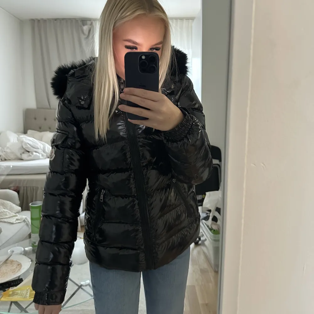 ❤️FINNS KVAR, 2000kr OM DEN BLIR KÖPT INNAN HELGEN❤️Säljer min näst intill nya moncler bady, storlek 1, som en S❤️luvan går även att ta bort💕En aningen för stor för mig❤️har ej kvitto. Jackor.