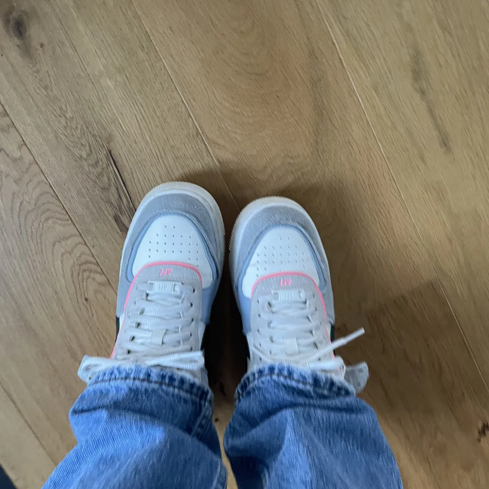 Ascoola Nike air force 1, nypris ca 1300kr. Använda fåtal gånger så är i toppskick. Storlek 37,5. Skor.