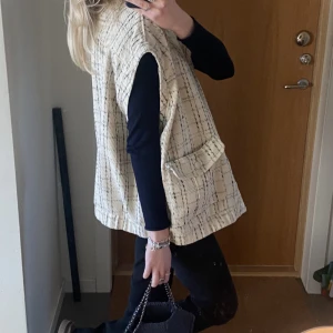 Väst - Helt ny väst som är så sjuuukt snygg och speciellt nu till våren!!! Storlek xxl men tycker ändå den sitter bra på mig som har xs-s (snyggt med lite oversized dessutom) ❤️❤️