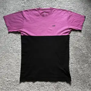 Svart/lila Vans colourblock t-shirt. Finns ett litet hål precis under ärmen på den, syns knappt när man bär den men kan ses på andra bilden. Annars mycket bra skick