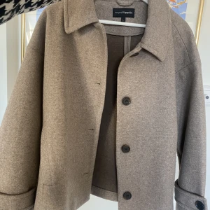 Kort kappa - Säljer denna helt underbara korta kappa från kappahl som är helt slutsåld, använd endast typ 2-3 gånger så den är i princip i nyskick❤️🥰Storlek L men jag har normalt xs-s