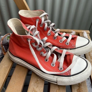 röda converse 39 hi - jag säljer de här röda converse i storlek 38. de är i fint skick.🥰🥰jag säljer ett par svarta vans i stl39 för 199 också ❤️