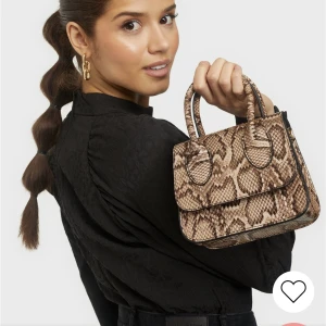 Too Handle Bag SNAKE  - Köpte denna snygga väska på Nelly för 379kr. Har använd den  ett par gånger. Väskan är i helt ny plagg. 