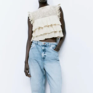 Zara topp - Säljer denna populära topp från zara i storlek M. Använd 1 gång så nyskick och inga defekter!  Nypris 299kr, mitt pris 180