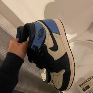Jordan 1 obsidian - Säljer nu mina obsidian då det blivit för små. Bra skick, ljusblå snören kommer med, box, kvitto på mail har jag också. Stl:42.5