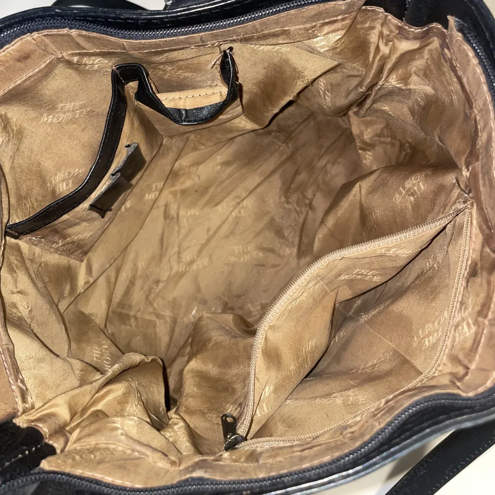 Supersnygg svart vintage väska med gulddetaljer. Köpt second hand. Många användbara sido- och innerfack. Köparen står för frakten😁. Väskor.